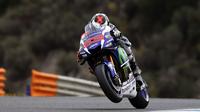 Pebalap Movistar Yamaha, Jorge Lorenzo, meraih posisi kedua pada sesi kualifikasi MotoGP Jerez di Sirkuit Jerez, Spanyol, Sabtu (23/4/2016). (EPA/Jose Manuel Vidal)