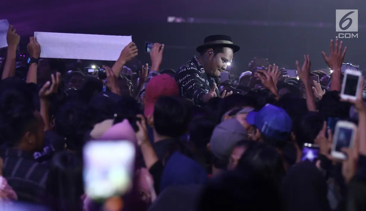 Vokalis dari band Last Child Virgoun menyapa penggemar saat tampil pada malam puncak HUT ke-27 SCTV di Hall D, Jiexpo Kemayoran, Jakarta, Kamis (24/8). Virgoun membawakan lagu andalannya, "Surat Cinta untuk Starla". (Liputan6.com/Herman Zakharia)