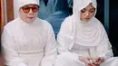 Bulu mata eyelash extention nya pun tampak on point pada tampilan Fuji kali ini. Fuji pun tampil tampak aksesori berlebih. [@fuji_an]