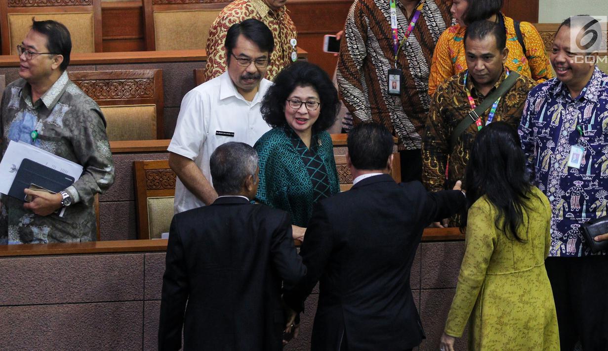 Menteri Kesehatan Nina Moelok saat menghadiri Rapat Paripurna di Kompleks Parlemen, Senayan, Jakarta, Rabu (13/2). Agenda utama rapat untuk pengambilan keputusan terhadap RUU Kebidanan. (Liputan6.com/JohanTallo)