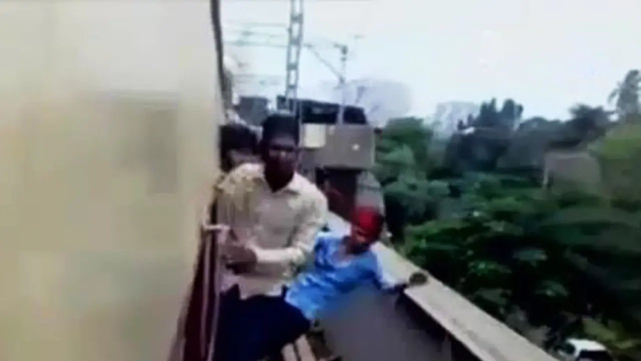 VIDEO: Aksi Nekat Pemuda di India Bergelantungan di KRL Aktif