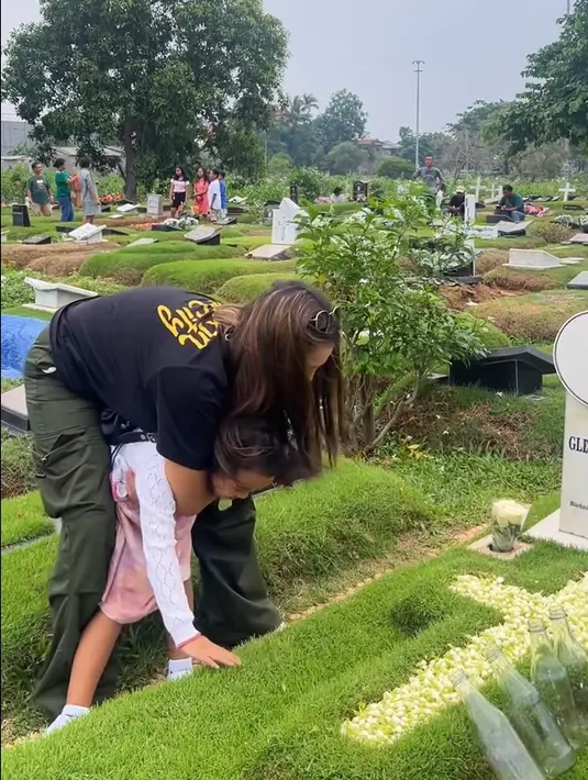 Sebelum meninggalkan makam ayahnya, Gewa juga berpamitan untuk pulang kampung. "Adik mau pulang kampung ayah," kata Gewa. [Instagram/mutia_ayuu]