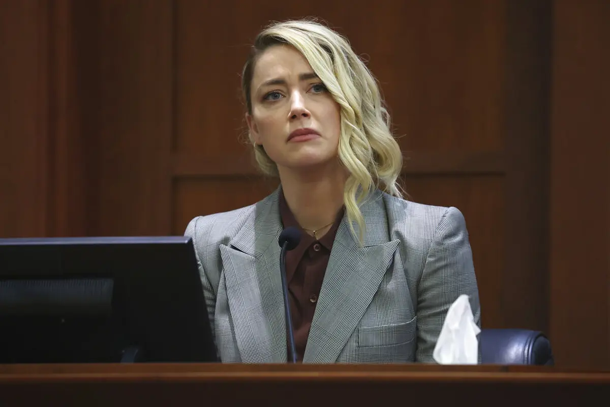 Amber Heard dalam persidangan di Virginia melawan Johnny Depp. (Michael Reynolds/Pool Photo via AP)