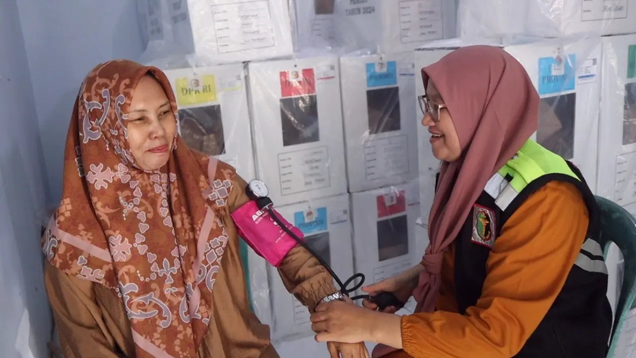 Dokkes Polres Pemalang periksa kesehatan petugas PPS/KPPS usai hari pencoblosan Pemilu 2024. (Foto: Liputan6.com/Polres Pemalang)