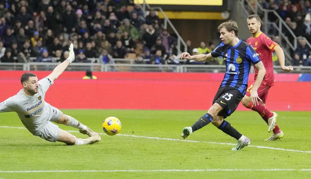 Pemain Inter Milan, Nicolo Barella, mencetak gol ke gawang Lecce pada pekan ke-17 Serie A 2023/2024 di Stadion Giuseppe Meazza, Minggu (24/12/2023). (AP Photo/Luca Bruno)