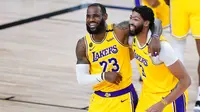 Pebasket Los Angeles Lakers, LeBron James dan Anthony Davis, merayakan kemenangan atas Denver Nuggets pada laga NBA di The Arena, Senin (11/8/2020). LA Lakers menang dengan skor 124-121. (AP Photo/Ashley Landis, Pool)
