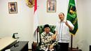 Djan Faridz diajak memasuki ruangan yang nantinya akan digunakan sebagai tempat kerja menjalankan peran sebagai Ketua Umum PPP hasil Muktamar di Jakarta (Liputan6.com/Johan Tallo)