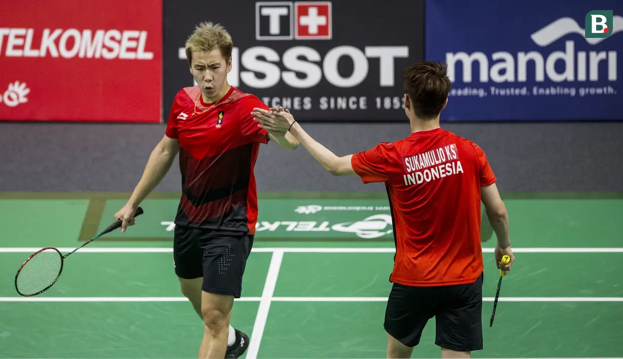 Pasangan Indonesia,Kevin Sanjaya/Marcus Fernaldi Gideon saat menghadapi wakil China Taipei, Lee Jhe-Huei/Lee Yang, pada laga semifinal bulutangkis Asian Games di Istora Senayan, Jakarta, Senin (27/8/2018). (Bola.com/Vitalis Yogi Trisna)