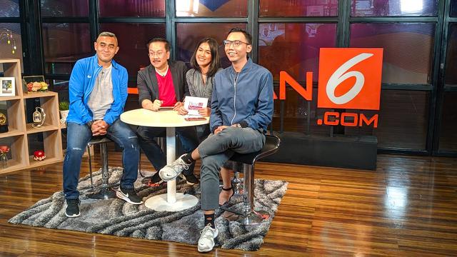 Ketua Komite Pemilihan (KP) PSSI, Syarif Bastaman (kedua dari kiri) di Kantor KapanLagi Youniverse (KLY), Jakarta Pusat, Jumat (1/11/2019).