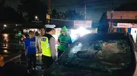 Anggota kepolisian saat memeriksa kendaraan yang sempat menjadi amukan massa di Jalan Raya Sawangan, Pancoran Mas, Depok (Istimewa)
&nbsp;