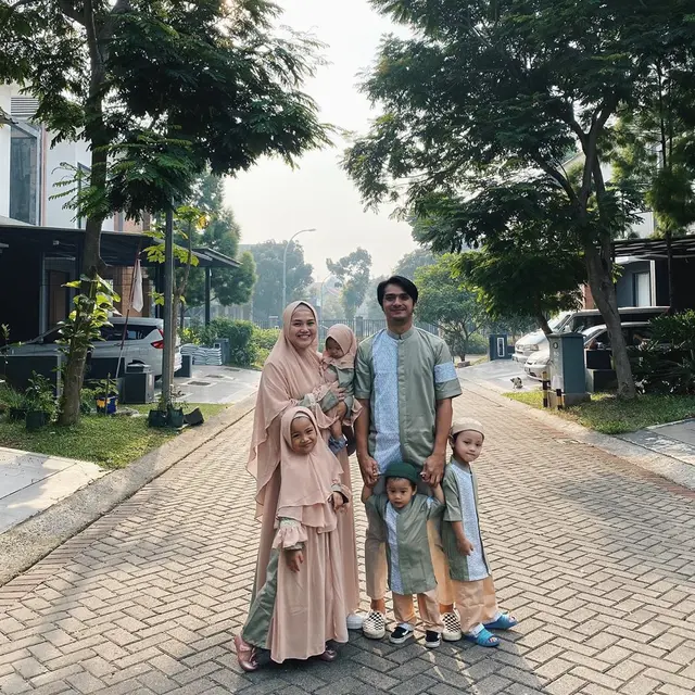 Dikaruniai Empat Anak, Ini 6 Potret Keluarga Kecil Ricky Harun dan Herfiza