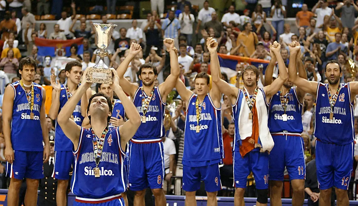 Selebrasi Tim Bola Basket Yugoslavia dengan trofi juara setelah mengalahkan Argentina pada laga final Piala Dunia Bola Basket FIBA 2002 di Conseco Fieldhouse, Indianapolis, USA (8/9/2002). Bersama Amerika Serikat, Serbia tercatat menjadi dua negara dengan raihan trofi terbanyak pada ajang Piala Dunia Bola Basket FIBA dengan 5 kali juara. Kelimanya diraih saat Serbia masih menyandang nama Yugoslavia pada edisi 1970, 1978, 1990, 1998 dan 2002. Serbia juga akan berlaga pada Piala Dunia Bola Basket FIBA 2023. (AFP/Jeff Haynes)