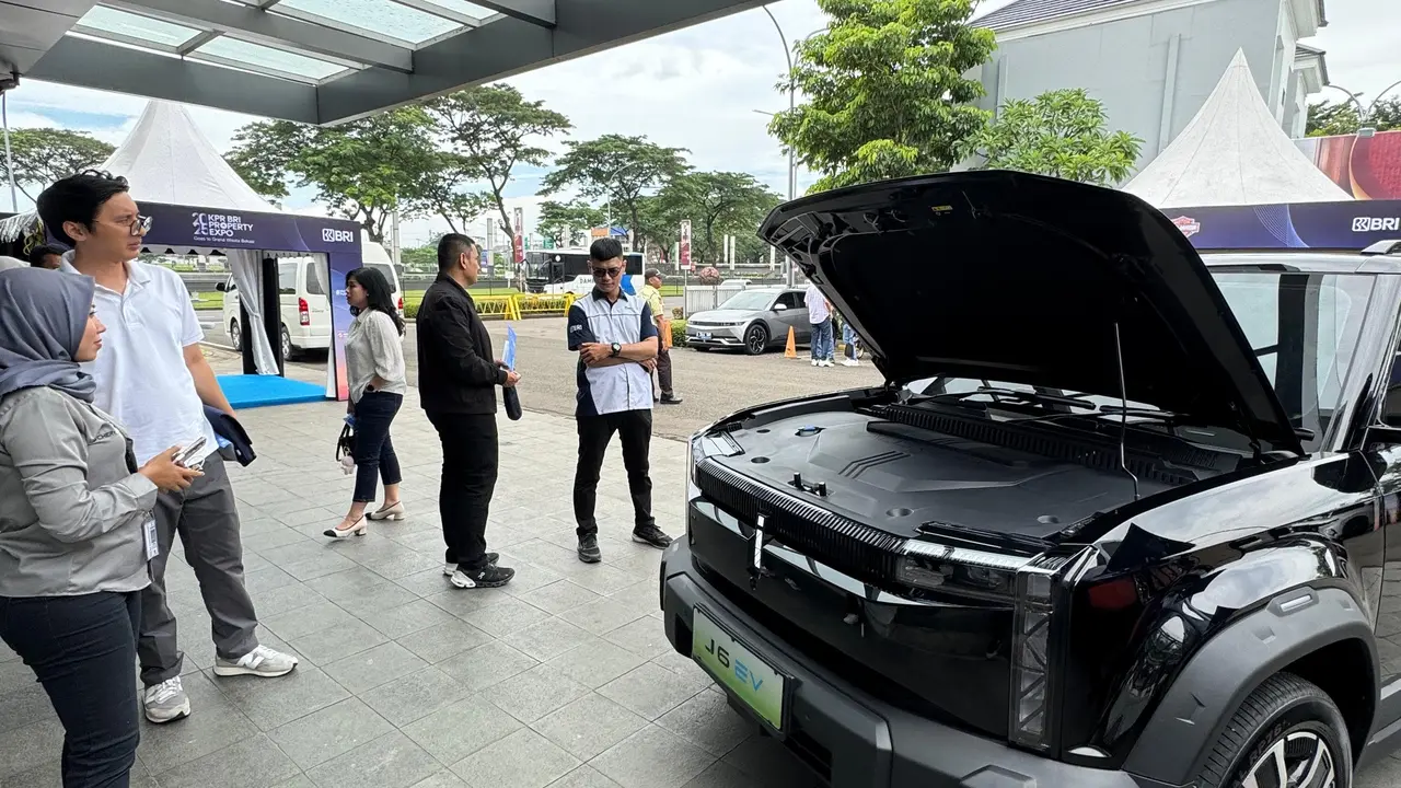 Para pengunjung tengah mengamati salah satu kendaraan di event KPR BRI Property Expo 2025 di Marketing Gallery Grand Wisata, Sinarmas Land, Bekasi. (Liputan6.com)