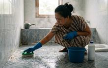 10 Cara Membersihkan Kerak Sabun di Lantai Kamar Mandi, Bikin Kinclong