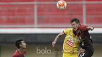 Bek Barito Putera, Hansamu Yama, duel udara dengan striker Sriwijaya FC, Hilton Moreira, pada laga Piala Presiden 2017 di Stadion I Wayan Dipta, Bali, Senin (13/2/2017). (Bola.com/Vitalis Yogi Trisna)