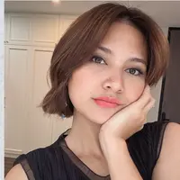 Rambut kecoklatannya tersebut pun ditata tanpa poni, dengan gaya belah tengah di bagian depan memerlihatkan jidatnya.&nbsp;[@indahpermatas]