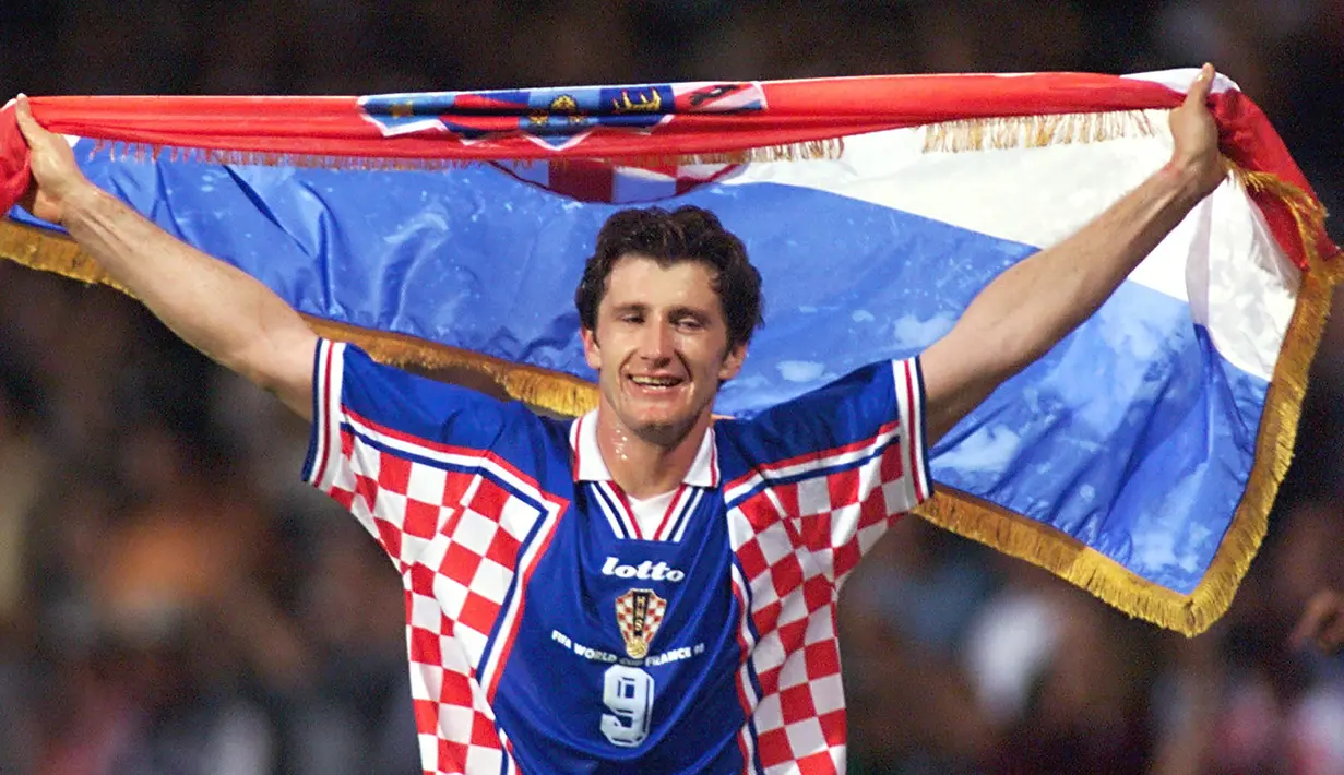 Piala Dunia 1998 tak ayal menjadi arena kejutan bagi Kroasia, salah satu negara pecahan Yugoslavia yang baru pertama kali mencicipi atmosfir pesta sepak bola sejagat empat tahunan yang digelar di Prancis. Bintang Vatreni, julukan Kroasia, saat itu tak lain adalah Davor Suker yang mampu menyihir publik sepak bola dunia dengan 6 golnya yang berujung penghargaan sepatu emas sebagai top skor di Piala Dunia 1998. Raihan golnya tersebut juga membawa Kroasia finis di posisi ketiga di akhir turnamen. (AFP/Gerard Cerles)