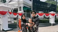 Atta Halilintar dan Aurel Hermansyah diundang dalam acara mitoni atau peringatan 7 bulanan kehamilan Erina Gudono, di Istana Bogor, Minggu (11/8/2024). (Foto: Dok. Instagram @attahalilintar)