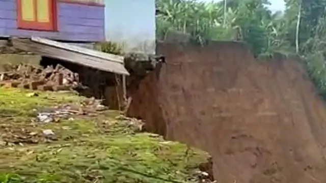 Tampak sebuah rumah terdampak di lokasi longsoran musibah longsor di di Kampung Cipager, Desa Karyamekar Kecamatan Cilawu, Garut, Jawa Barat.