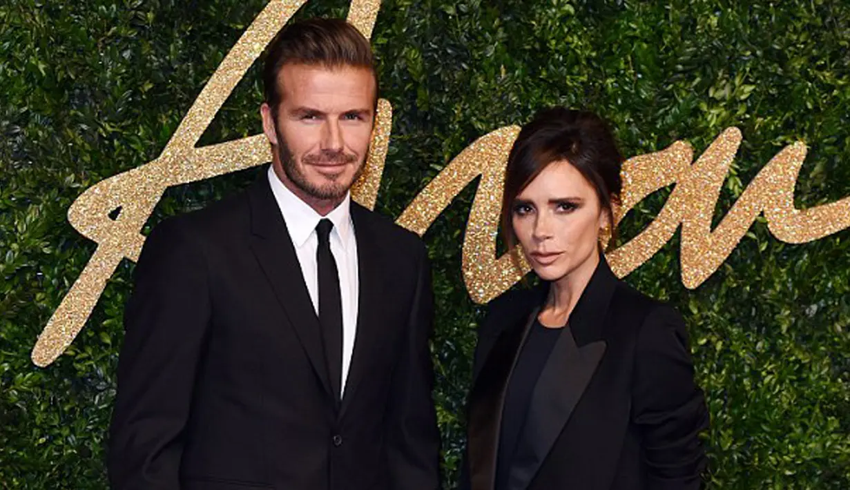 Pasangan selebritis David dan Victoria Beckham tampil kompak mengenakan dalam balutan tuksedonya saat menghadiri British Fashion Awards, di London, Senin (23/11). (dailymail.co.uk)