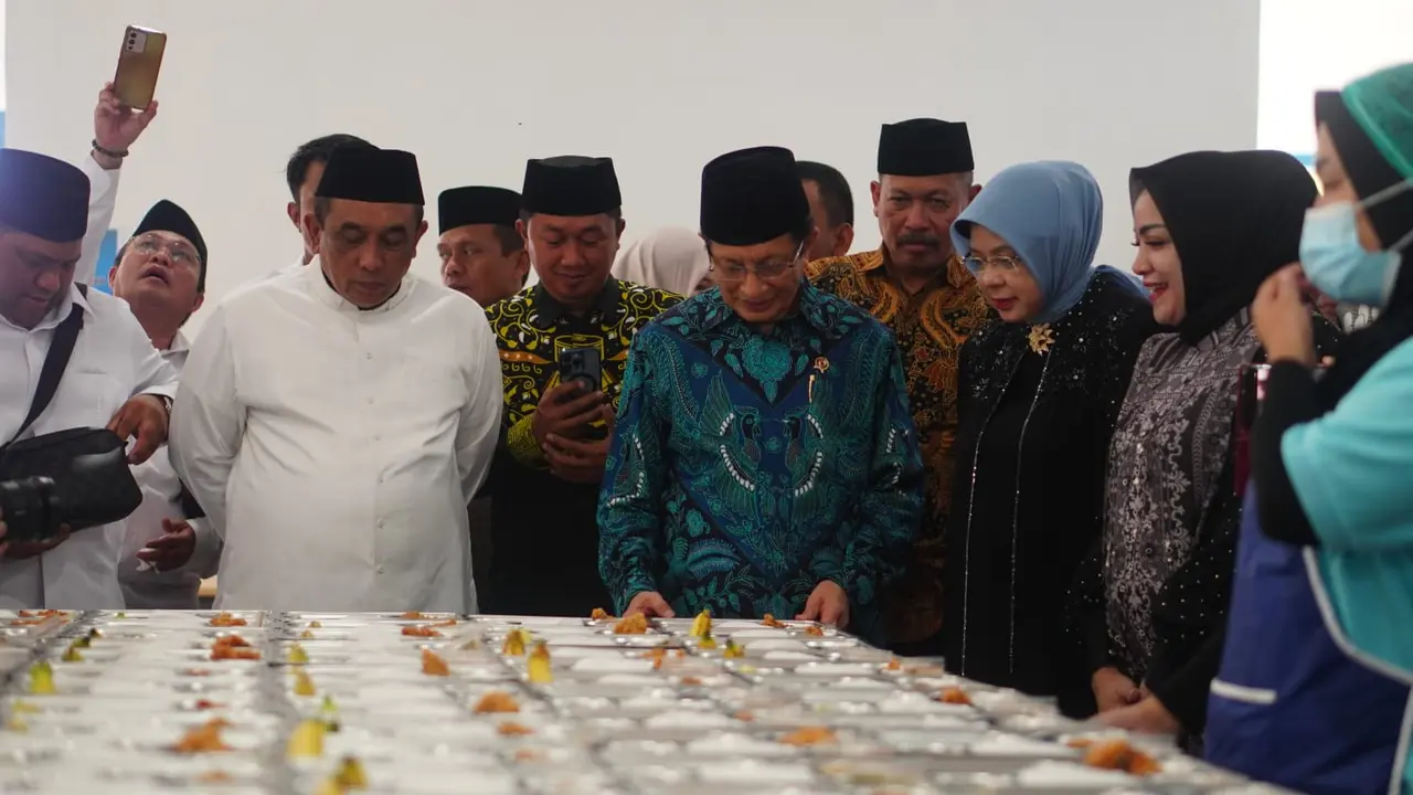 Menteri Agama Republik Indonesia (Menag RI), Nasaruddin Umar, meresmikan langsung Dapur Makan Bergizi Gratis (MBG) di lingkungan Pondok Pesantren Al-Ikhlas, Desa Ujung, Kabupaten Bone.