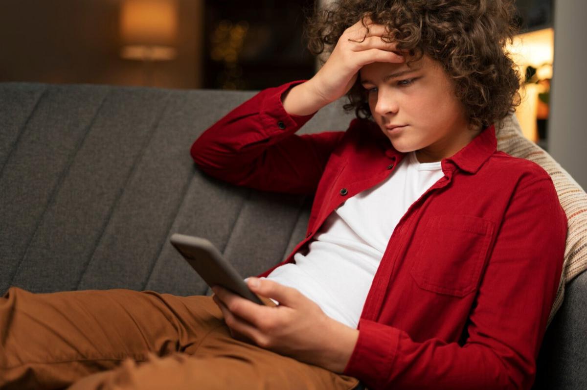 Layar yang Menyisakan Luka, Menggali Keterkaitan Antara Gadget dan Kesehatan Mental Anak