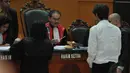Didampingi jaksa penuntut umum dan pengacara, Roger Danuarta menyaksikan barang bukti yang ditunjukkan Hakim Ketua dalam persidangan di pengadilan Jakarta Timur, Senin (26/5/14). (Liputan6.com/Panji Diksana)