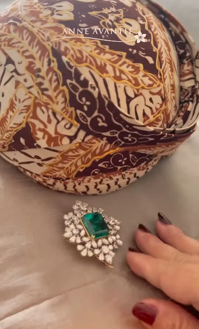 Penampakan bros Irwan Mussry di akad nikah Al Ghazali, bentuknya kecil tapi harganya bikin melongo