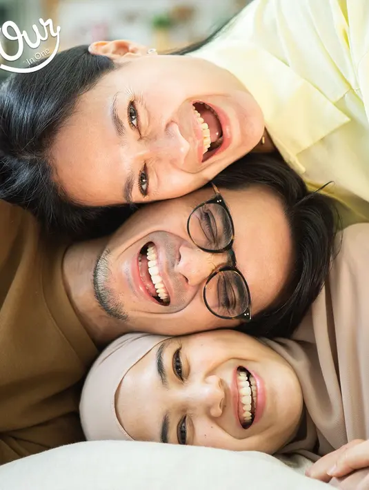 Hubungan antara Donna Harun dan sang menantu, Herfiza Novianti, selalu menarik perhatian banyak orang. Donna dikenal memperlakukan Herfiza dengan penuh kasih seperti ibu terhadap anak kandungnya sendiri. Namun, yang membuat hubungan mereka istimewa adalah keakraban mereka, seolah-olah mereka adalah sahabat alias "bestie". (Liputan6.com/IG/@donnaharunofficial).