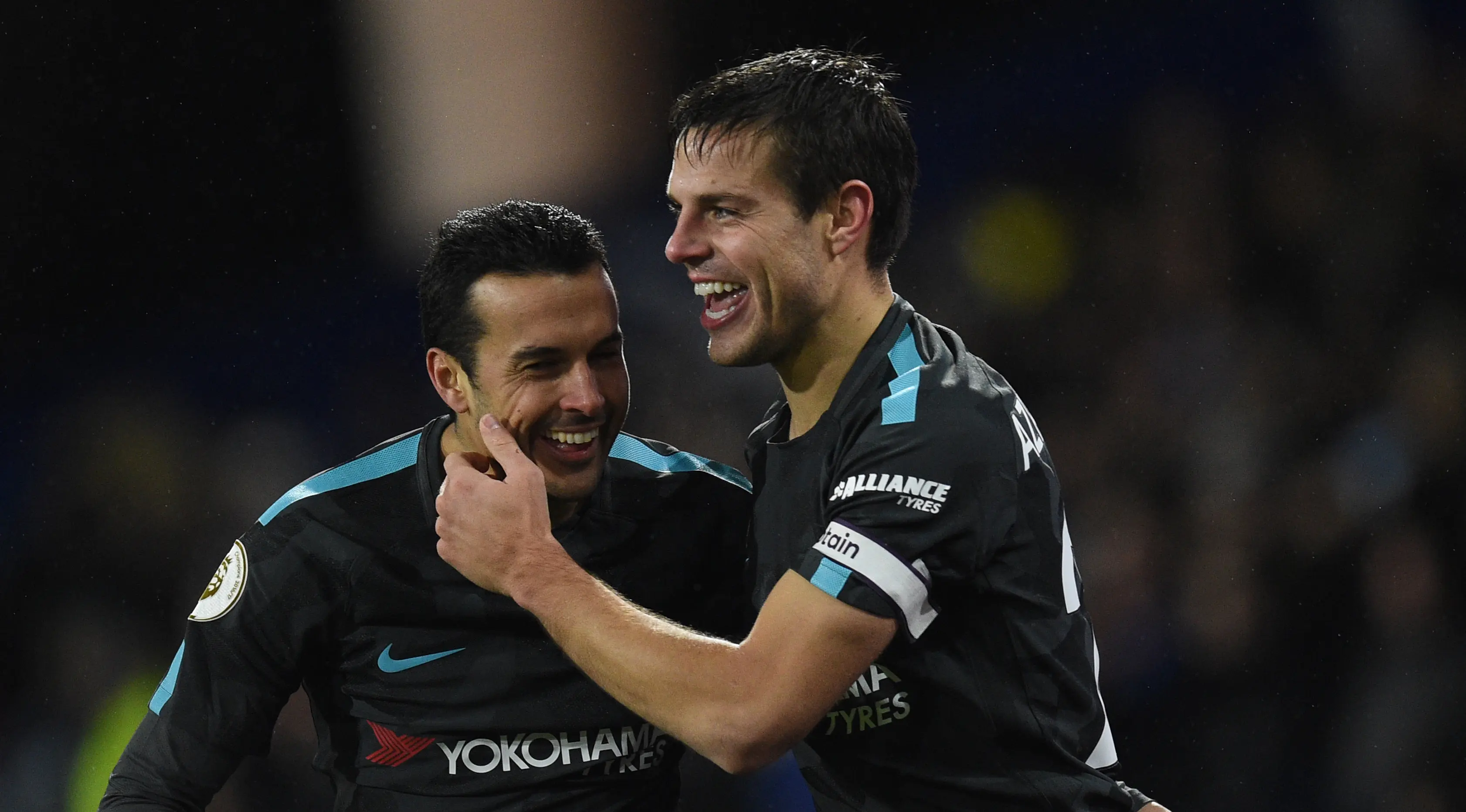 Bek Chelsea, Cesar Azpilicueta merayakan gol rekannya, Pedro ke gawang Huddersfield Town pada lanjutan pertandingan Premier League di Stadion The John Smith's, Selasa (12/12). Chelsea berhasil memenangkan pertandingan dengan skor 3-1. (Oli SCARFF / AFP)