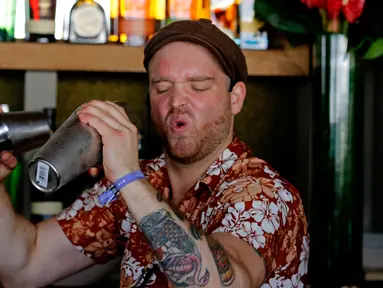 Dries Botty dari Bar Dirty Rabbit Belgia menunjukkan kebolehannya dalam meracik minuman saat berpartisipasi di Kompetisi Bartender Dunia Diageo di Miami Beach, Florida, AS, Selasa (27/9). (REUTERS/ Joe Skipper)