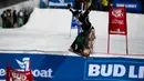 Seorang koboi asal Delts, Hunter Brasfield melompat di atas papan luncur pada turnamen Cowboy Downhill ke-46 di Steamboat Springs, Colorado, 20 Januari 2020. Para koboi yang biasa menunggangi kuda atau banteng ini ditantang untuk meluncur menggunakan papan ski dan snowboard. (Jason Connolly/AFP)