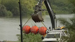 Texas telah mulai memasang penghalang terapung di sepanjang Rio Grande. (AP Photo/Eric Gay)