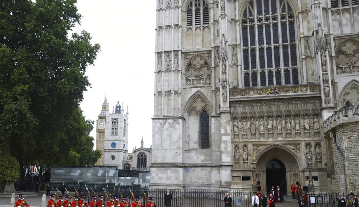 Yeoman of the Guard di pemakaman Ratu Elizabeth II di London, 19 September 2022. (Foto: Phil Noble/Pool Photo via AP)
