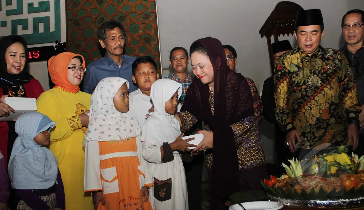 Partai Golkar kubu ARB menggelar syukuran yang dihadiri ratusan anak yatim,  Masjid Baiturrahman , Jakarta, Kamis (2/4/2015). Tampak Ade Komaruddin dan Titiek Soeharto menghadiri acara syukuran Golkar atas putusan PTUN. (Liputan6.com/Helmi Afandi)