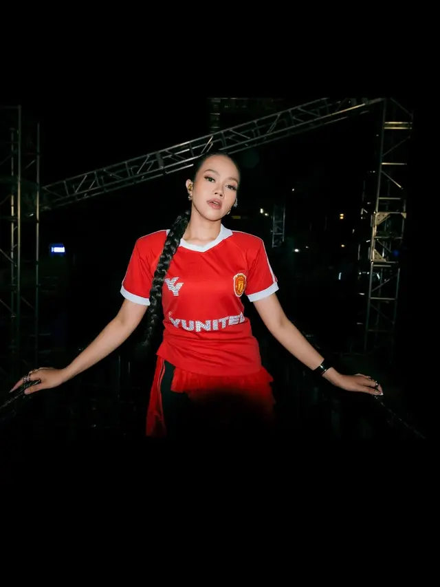 Gaya Yura Yunita Tampil Sporty Feminin dengan Sentuhan Jersey Bola “Yunited” Saat Manggung