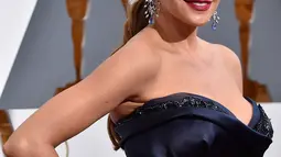 Sofia Vergara tampil dengan perhiasan mewah keluaran Lorraine Schwartz saat ajang bergengsi Piala Oscar 2016. Aktris Hollywood itu tampak menakjubkan dengan anting anggur 65 karat berlian safir dan juga 15 karat safir serta berlian cincin. (AFP Photo)