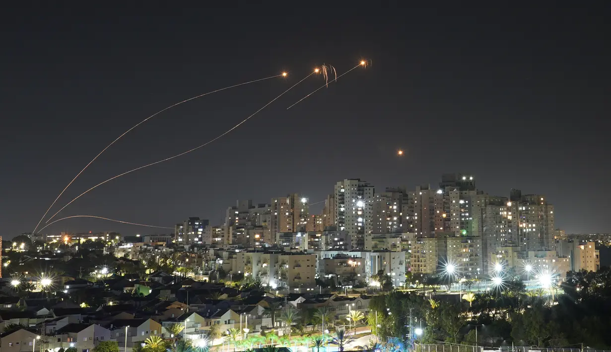 Gerilyawan Palestina menembakkan ratusan roket dari Jalur Gaza ke Israel pada hari Rabu. (AP Photo/Fatima Shbair)