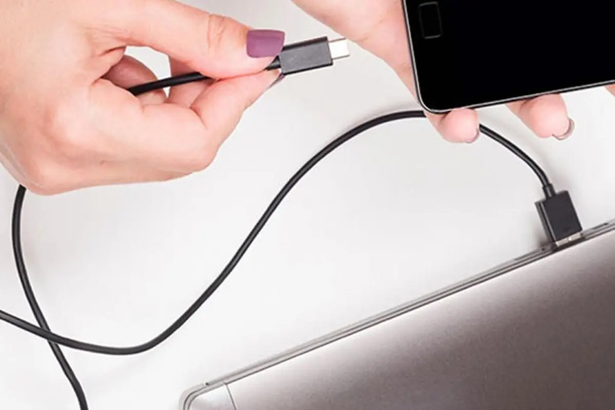 Jangan Ngecas Smartphone dengan Laptop, Ini 3 Bahayanya