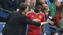 Louis van Gaal (kiri) memberikan arahan pemain muda Manchester United, Timothy Fosu-Mensah saat melawan  Manchester City  pada Liga Inggris di Etihad Stadium,  Manchester, (20/3/2016). (AFP/Paul Ellis)