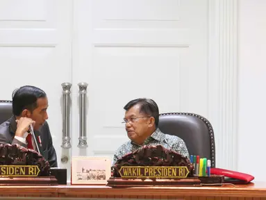 Presiden Joko Widodo bersama Wakil Presiden Jusuf Kalla saat rapat terbatas di Istana, Jakarta, Rabu (29/3). Rapat tersebut membahas akselerasi peningkatan peringkat Ease of Doing Business (EODB). (Liputan6.com/Angga Yuniar)