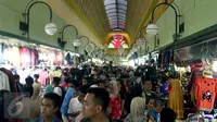 Sejumlah pengunjung memadati pusat perbelanjaan di kawasan Blok M, Jakarta, Selasa (14/7/2015). Menjelang Idul Fitri 1436, transaksi penjualan di sejumlah pusat perbelanjaan mengalami peningkatan dua kali lipat. (Liputan6.com/Helmi Afandi)