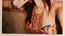 Saat fitting Victoria's Secret 2015, Kendall Jenner selfie dengan polaroidnya nih. (twitter/kendalljenner)