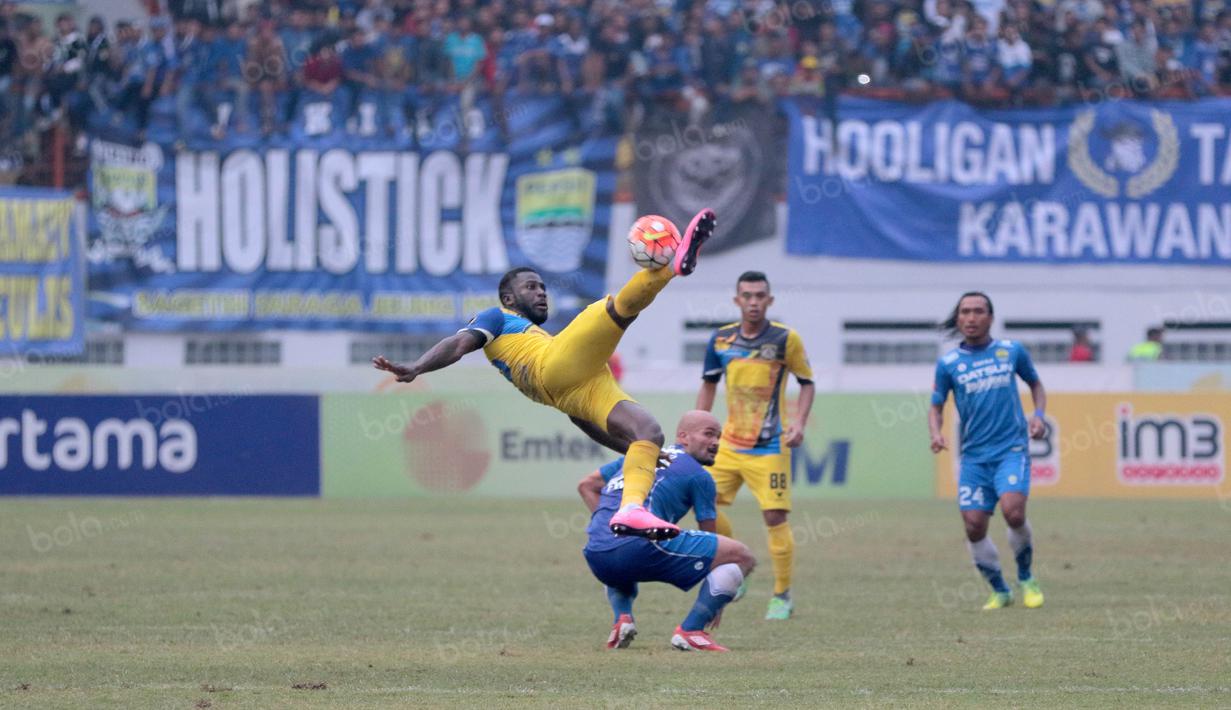 Aksi pemain Persiba Balikpapan, Dirkir saat melawan Persib Bandung pada lanjutan Torabika SC 2016  di Stadion Wibawa Mukti, Cikarang, Sabtu (1/10/2016). (Bola.com/Nicklas Hanoatubun)