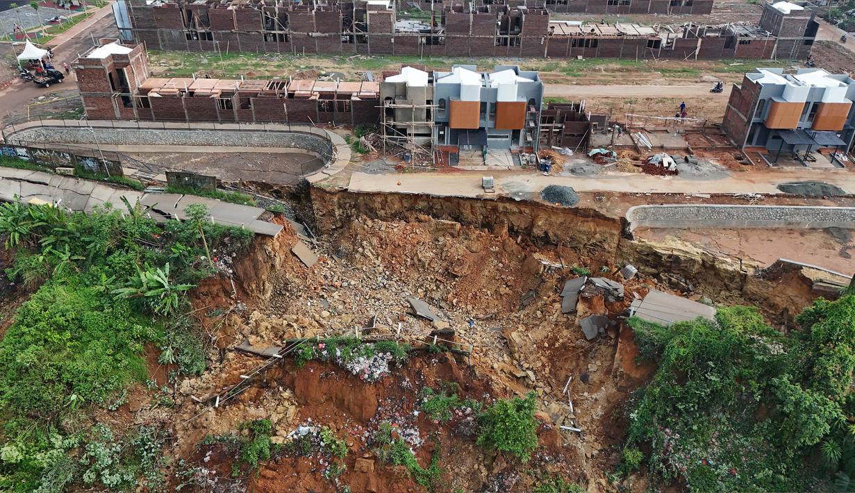 Tidak ada korban jiwa dalam kejadian ini, namun jalan yang sering dilalui itu tidak bisa digunakan lagi. (merdeka.com/Arie Basuki)