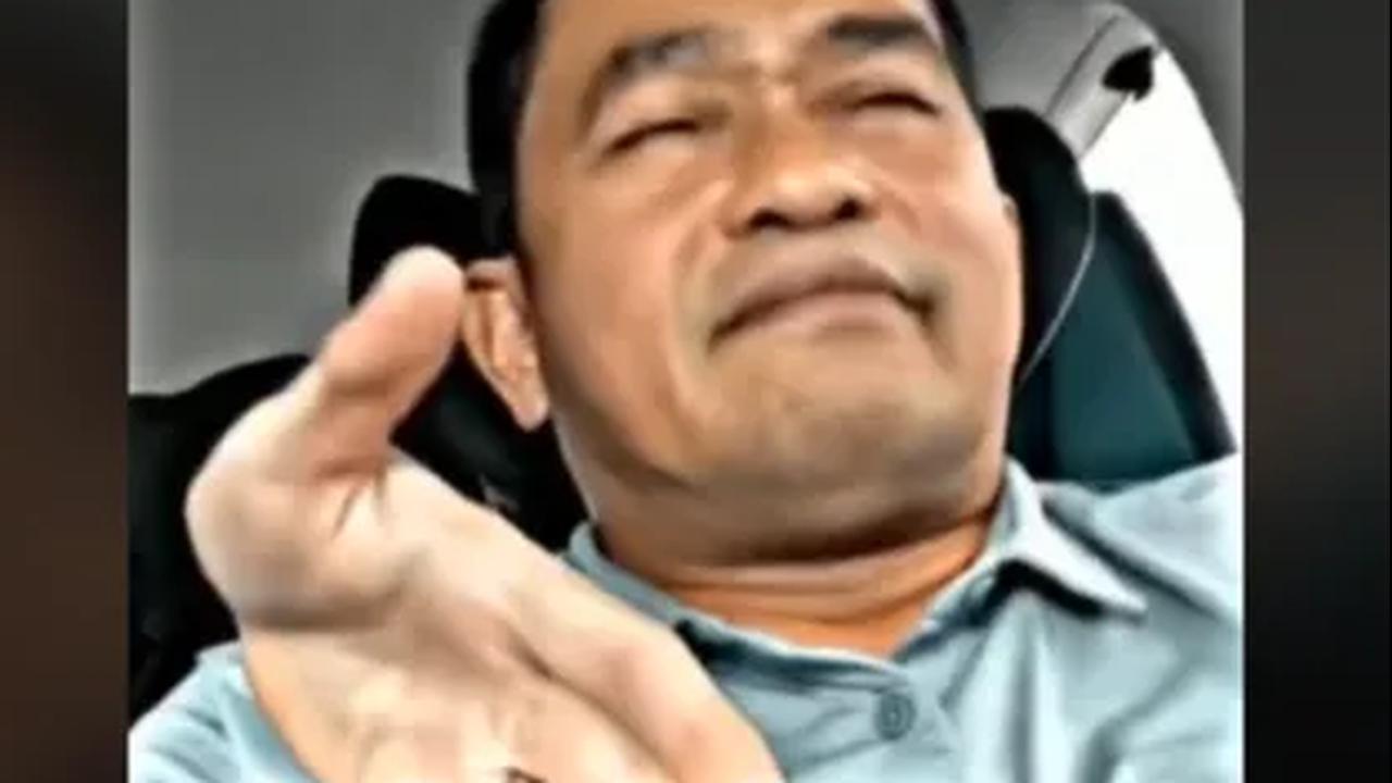 Senada dengan sang putri, Maruli turut bergaya santai. Sembari mengangguk, jebolan Akmdil 1992 itu tak ketinggalan ikut mengucap terima kasih ke arah kamera. Keduanya berbincang bak sahabat dekat.
