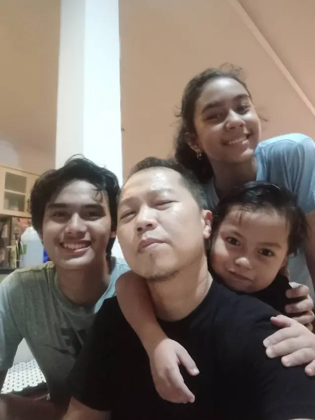6 Potret Kedekatakan Seleb Cowok dengan Anak Sambungnya, Bak Kakak Adik