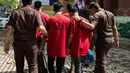 Para pria yang dihukum karena melanggar hukum Islam, di antaranya karena mencium seorang wanita saat siaran langsung TikTok, tiba untuk menjalani hukuman cambuk di Taman Bustanussalatin, Banda Aceh, Aceh, Kamis (2/7/2026). (AP Photo/Reza Saifullah)