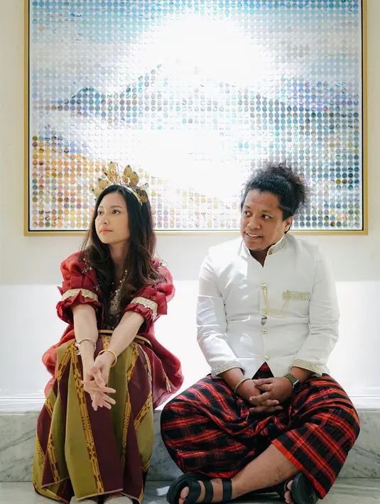 Sementara Arie Kriting mengenakan jas tutup berwarna putih dan sarung berwarna merah yang senada dengan baju sang istri. [Instagram/indahpermatas]