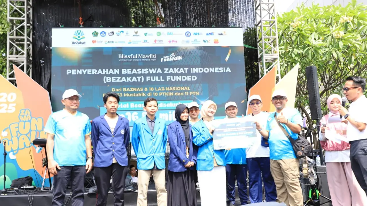 Kementerian Agama (Kemenag) menyerahkan Beasiswa Zakat Indonesia senilai Rp 16,85 miliar kepada 153 mahasiswa dan meresmikan 35 titik Kampung Zakat pada rangkaian kegiatan ZaWa (Zakat Wakaf) Funwalk 2025 di Jakarta, Minggu (21/9/2025) (Istimewa)